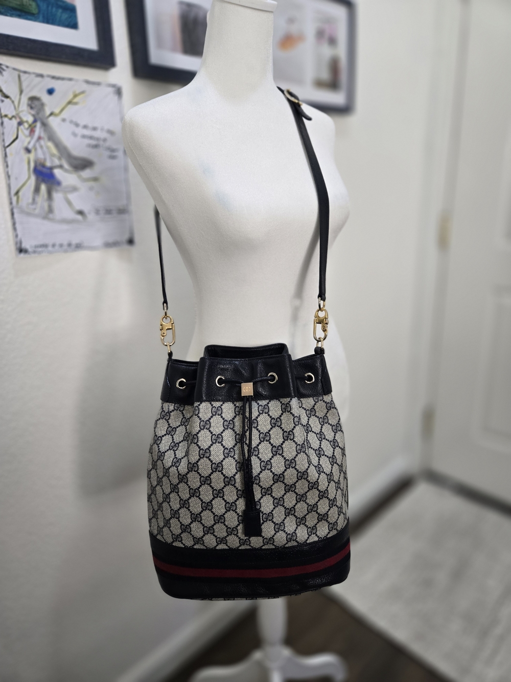 Authenti Vuntag Gucci Navy Blue & Beige GG Canvas Bucket Bag